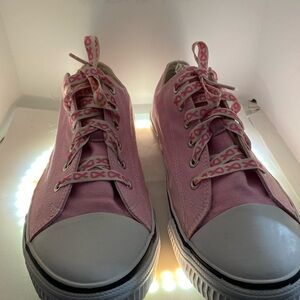 Breast cancer, City sneakers